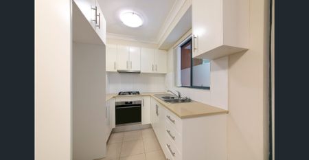 Ground Floor Unit with Air Conditioning! - Photo 3