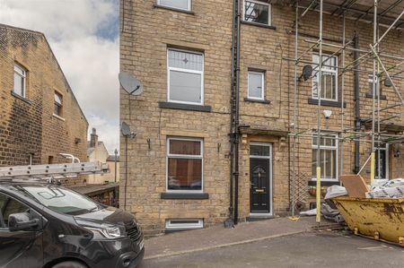 4 bed end of terrace house to rent in Union Street, Greetland, Halifax - Photo 4