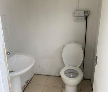 Room in a Shared House, Carlyle Road, E12 - Photo 1