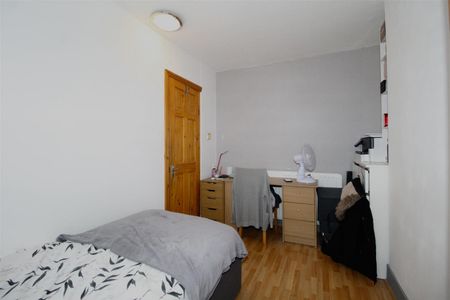 3 Bedroom House - Mid Terrace To Let - Photo 3