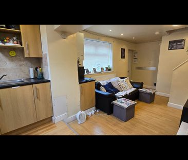 2 Bed Semi-Detached House, Hanover Square, LS3 - Photo 4