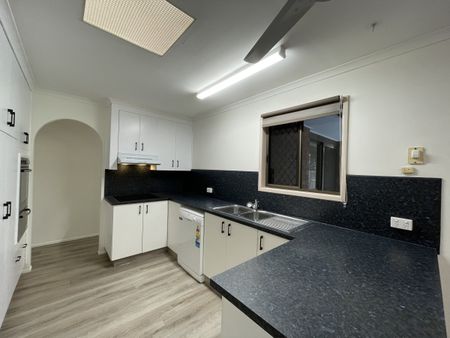 Lowset brick home - Photo 4