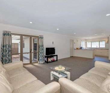 Beautiful and Central Four-Bedroom House available! - Photo 2