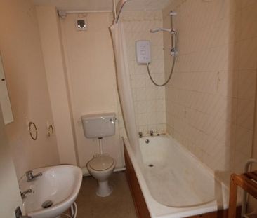 4 bedroom semi-detached house to rent - Photo 3