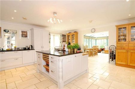 Substantial family house occupying a commanding position in Frant village. - Photo 4