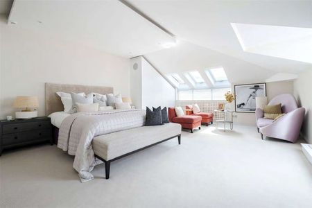 Elegant Four-Bedroom Family Home in Cambridge Place - Photo 4