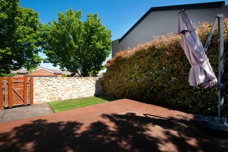 Stunning 2 Storey Townhouse - Photo 2