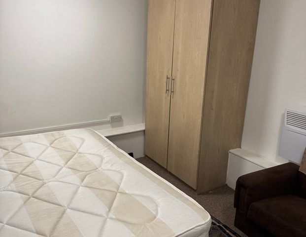 Studio Flat, Kings Road, RG1 - Photo 1