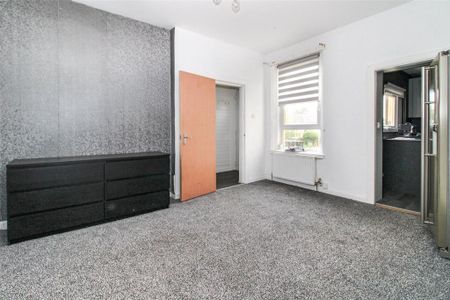 3 bedroom flat to rent - Photo 2