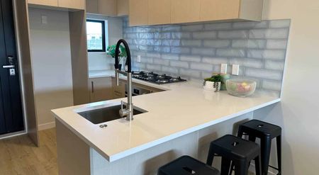 BRAND NEW - Stunning 4-Bedroom Townhouse in Su... - Photo 3