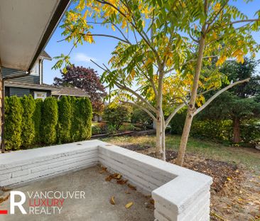 House in West Vancouver, BC - Photo 2