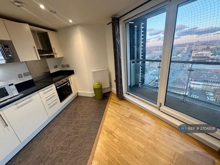 1 bedroom in a flat share to rent - Photo 2