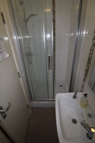 1 bed Room in Shared House - To Let - Photo 4