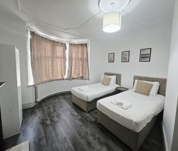 4 bedroom semi-detached house to rent - Photo 4