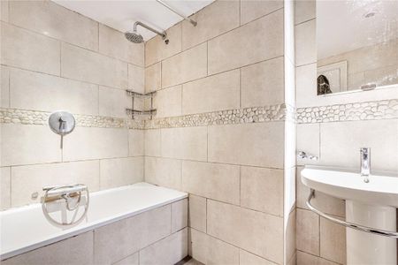 3 bedroom flat in London - Photo 3