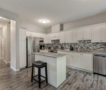 Bright & Spacious Townhome - Photo 3