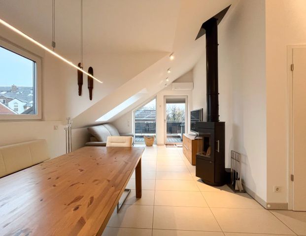 Komfortable seniorenfreundliche Dachgeschosswohnung mit Aufzug und Balkon - Photo 1