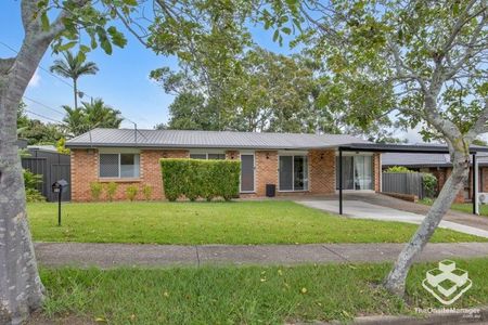 4 Bedroom Pet Friendly House in Central Springwood - Photo 3