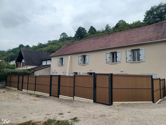 Appartement 4 pièces en duplex avec jardin privatif et 2 stationnements. - Photo 1