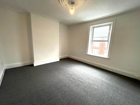 3 bedroom flat to rent - Photo 2