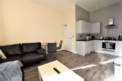 2 bedroom Flat in Aire Street, Leeds - Photo 4