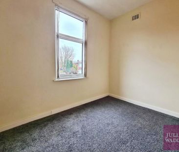 3 bedroom end of terrace house to rent - Photo 2