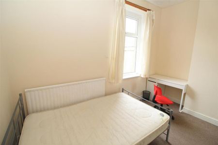 6 bedroom house to rent - Photo 3