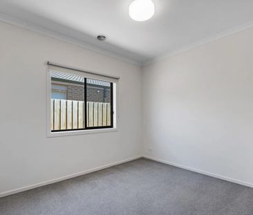 4 Bedroom Family Home! - Photo 4