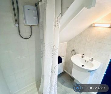 1 bedroom in a flat share to rent - Photo 2