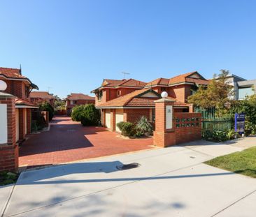 Spacious Homely Townhouse - Photo 1
