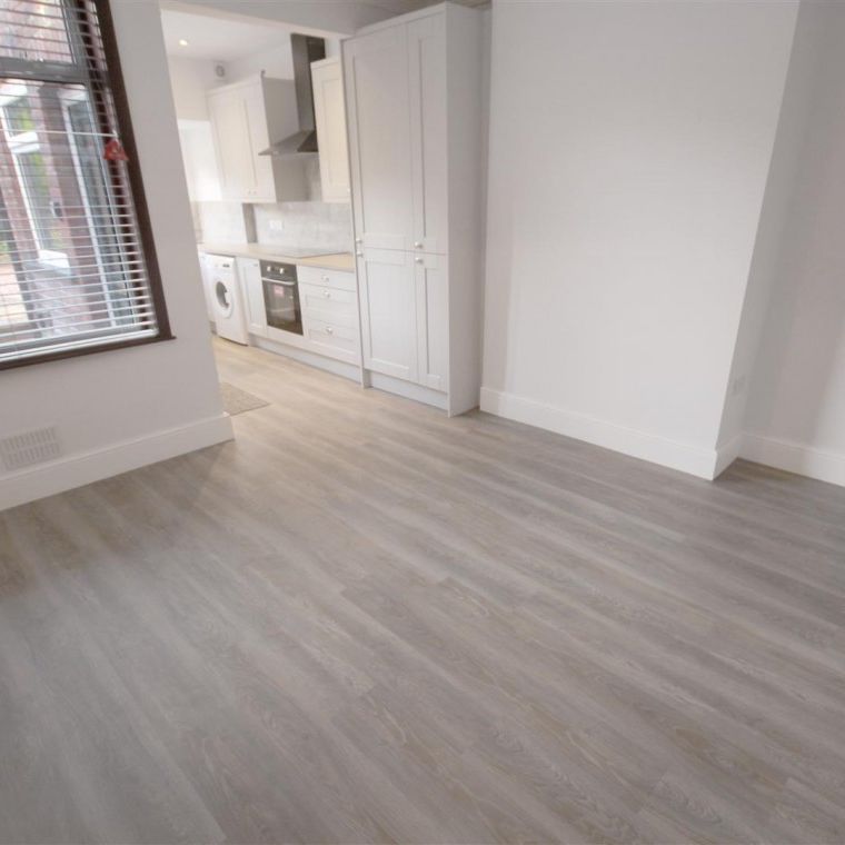 3 Bedroom House - Mid Terrace To Let - Photo 1