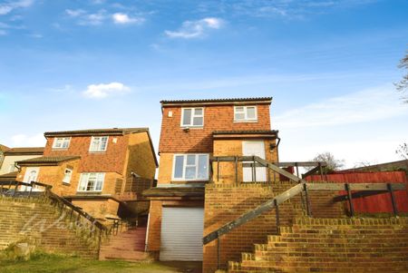 3 bedroom detached house to rent - Photo 2