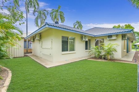 SPACE, STYLE & SERENITY IN DURACK - Photo 4