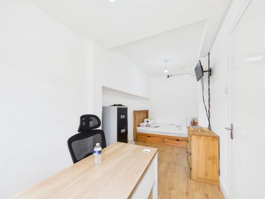 6 bedroom semi-detached house to rent - Photo 1