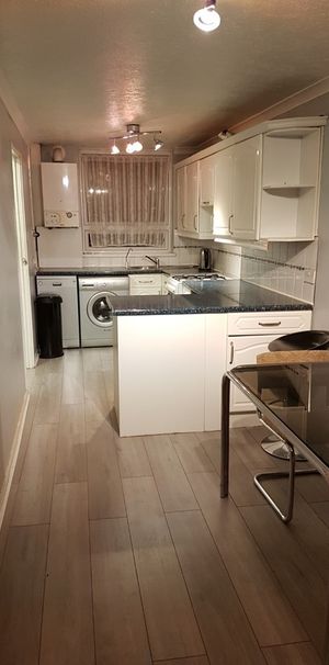 Room in a Shared House, Willow Tree Close, SW18 - Photo 1