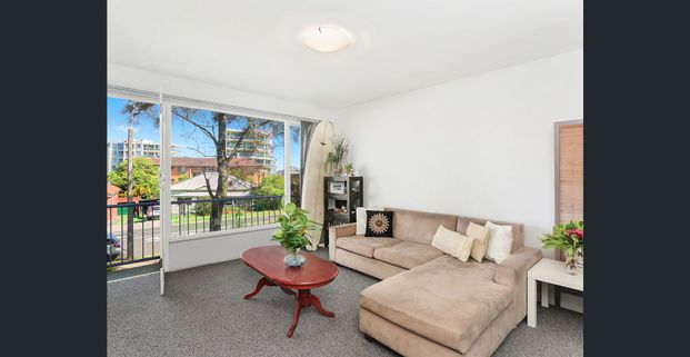 Attractive coastal apartment in seaside location - Photo 1