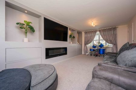 5 bedroom detached house - Photo 2