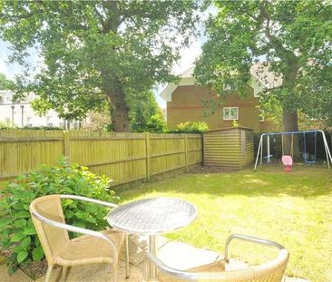 Four bedroom town house in a convenient location for the town centre. - Photo 6