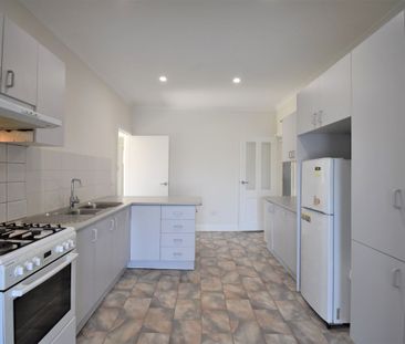 Greatly Located 3 Bedroom House in Huntingdale! - Photo 5
