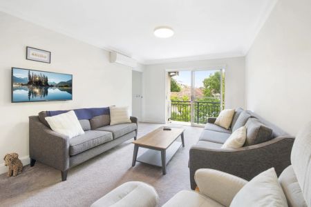 Dual Level Spacious Apartment In Convenient Location - Photo 3