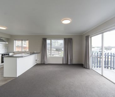 Charming 2-Bedroom Apartment in Hamilton - Photo 2