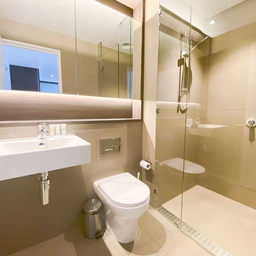 Elegant One-Bedroom Waterfront Apartment for Rent - Experience Luxury Living! - Photo 1