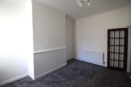 To Let 3 Bed Mid Terraced House - Photo 2