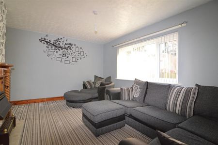 3 bedroom semi-detached house to rent - Photo 2