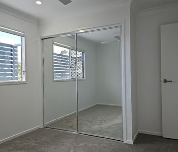 NEAR NEW- 4 BED 2 BATH TOWNHOUSE- FULLY DUCTED AIR CON - Photo 3