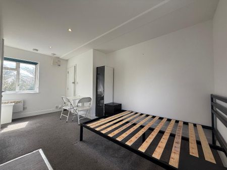 Brassie Avenue, East Acton, London, W3 7DE - Photo 3