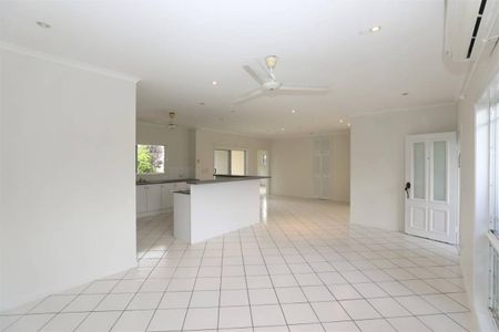 Location Location - Airconditioned - Extra Hobby Room - Fully Fenced - Photo 3