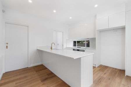 Stunning Four Bedroom Townhouse - Photo 2