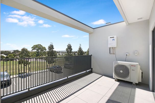 33 Gilded Way, Craigieburn VIC 3064 - Townhouse For Rent | Domain - Photo 1