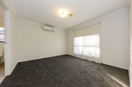 Neat & spacious 3 bedroom with 2 living spaces - Photo 5